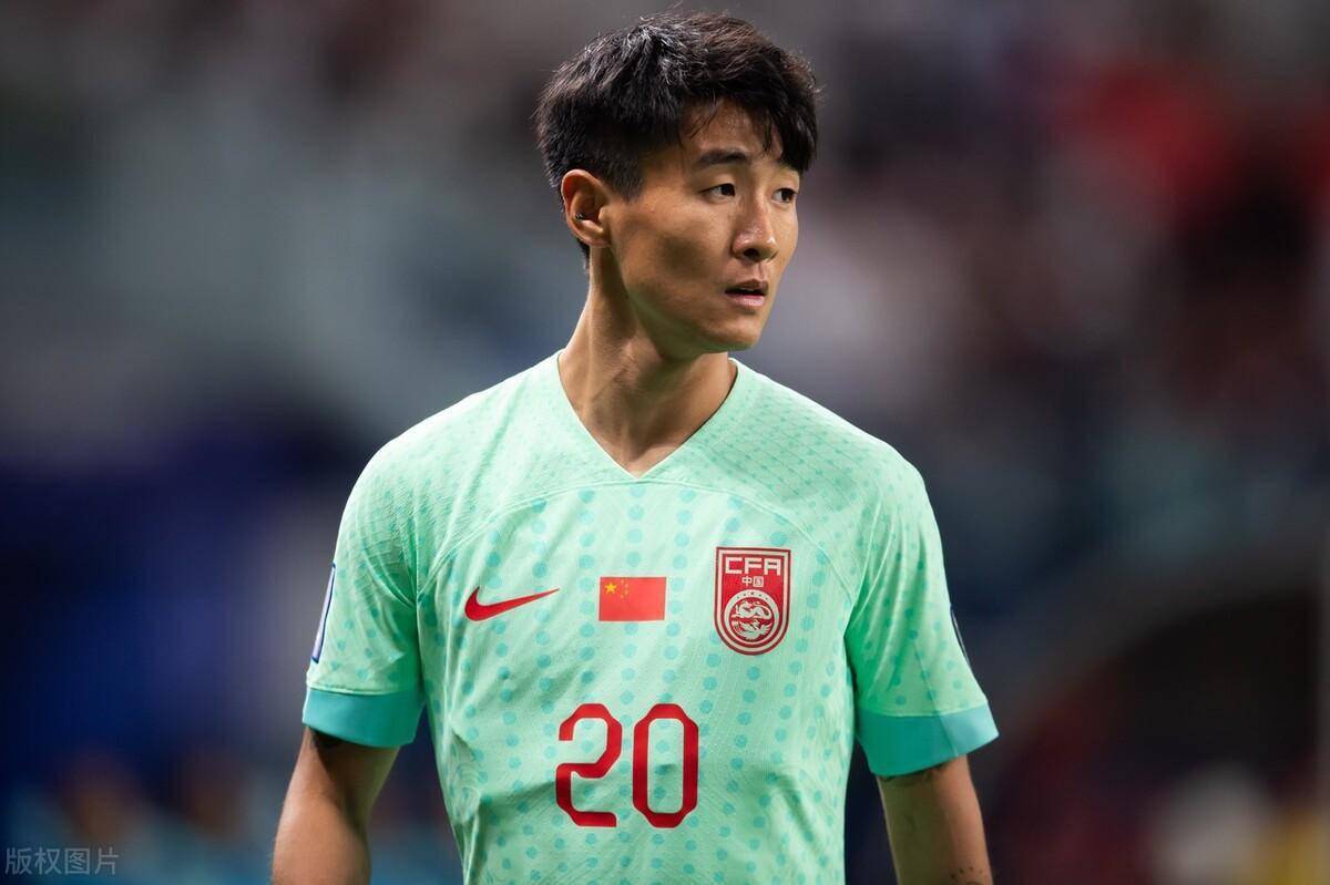 去国安之前,也就是韦世豪刚结束留洋回到中超,他是在上海海港踢球.