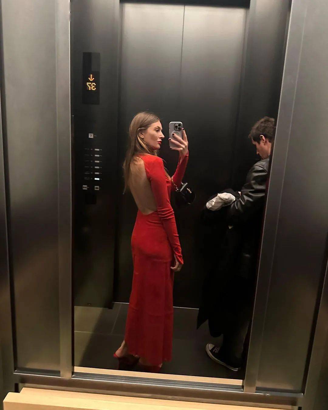 这条 realisationpar 的印花裙今年就有很多博主在穿,用暗红色做印花