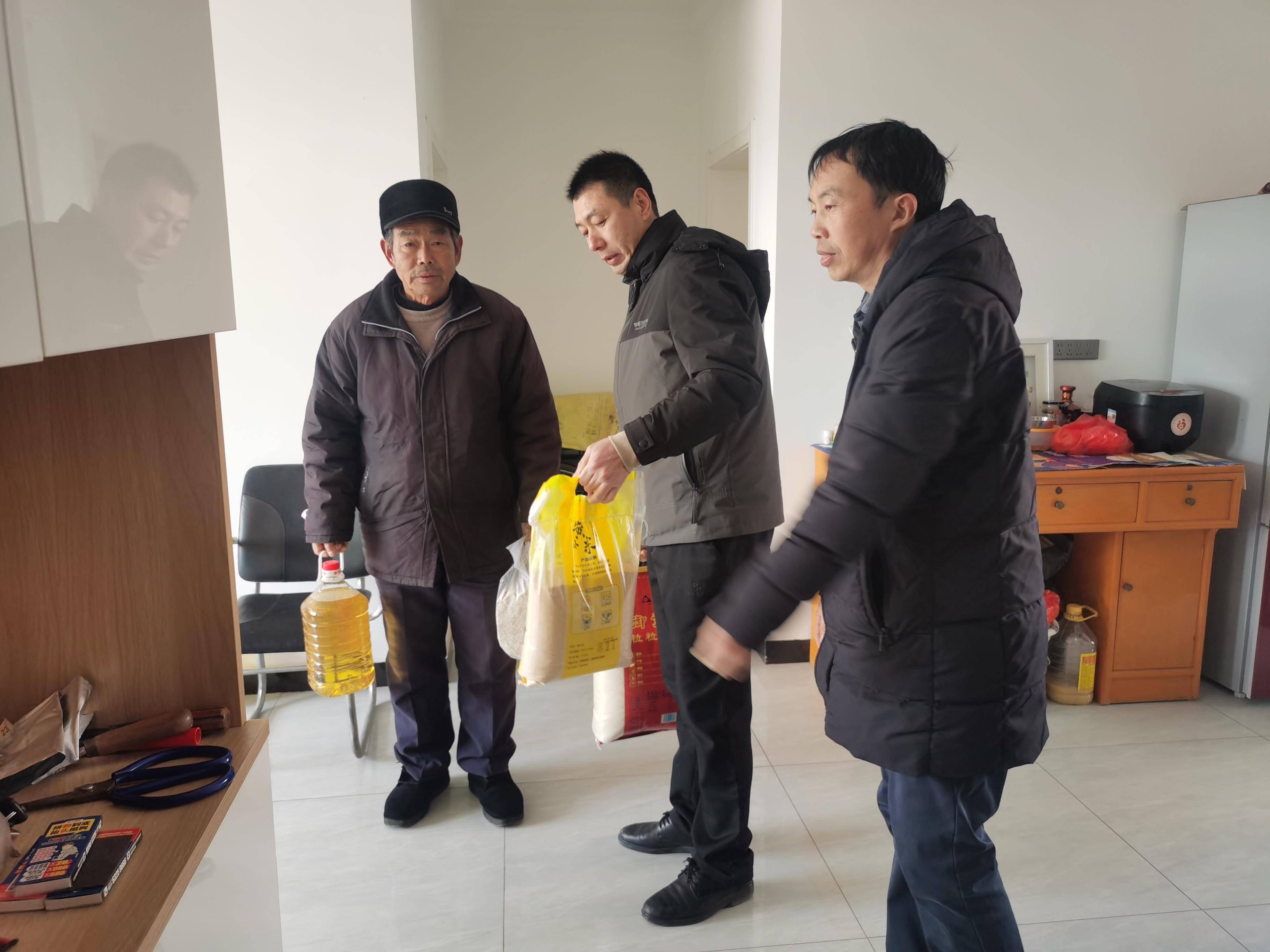 荥阳市交通运输局局长陈晓瑞深入帮扶村开展春节慰问送温暖活动