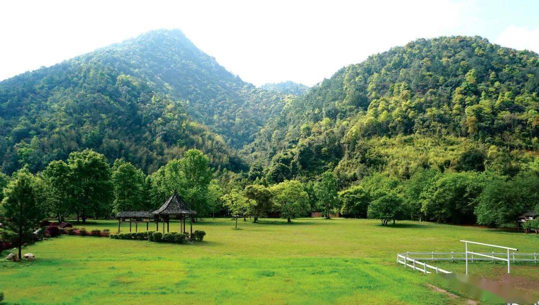 丹霞靈溪景區位於韶關仁化縣周田鎮,景區被群山包圍,空氣清新,避世