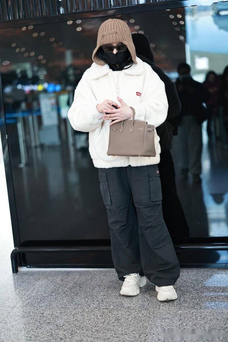 街拍:张天爱白色毛绒外套 黑色阔腿裤 针织雷锋帽个性十足_牛角_北京