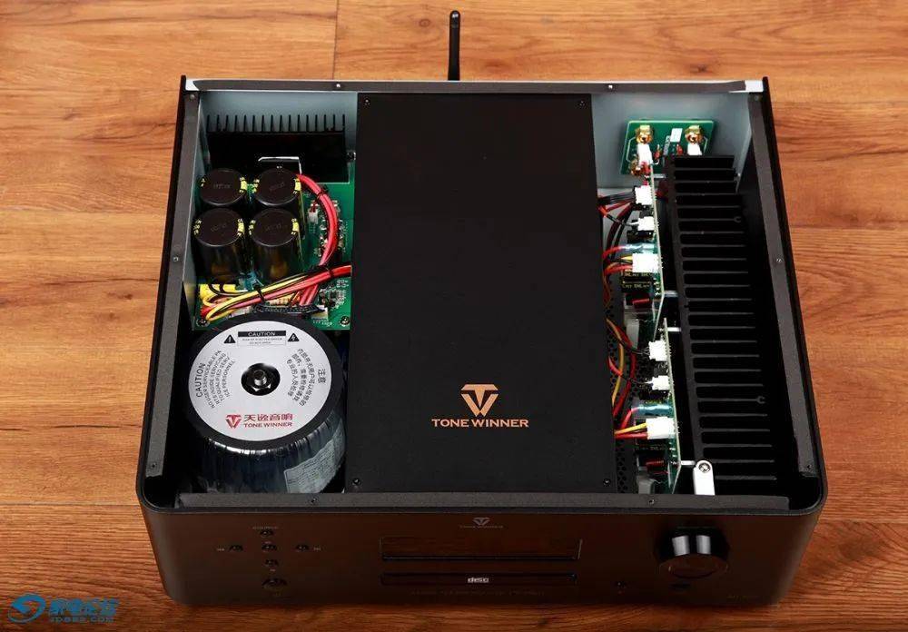 打开功放的铝合金盖板可见,整机内部的电路板及电子器件的选材用料和