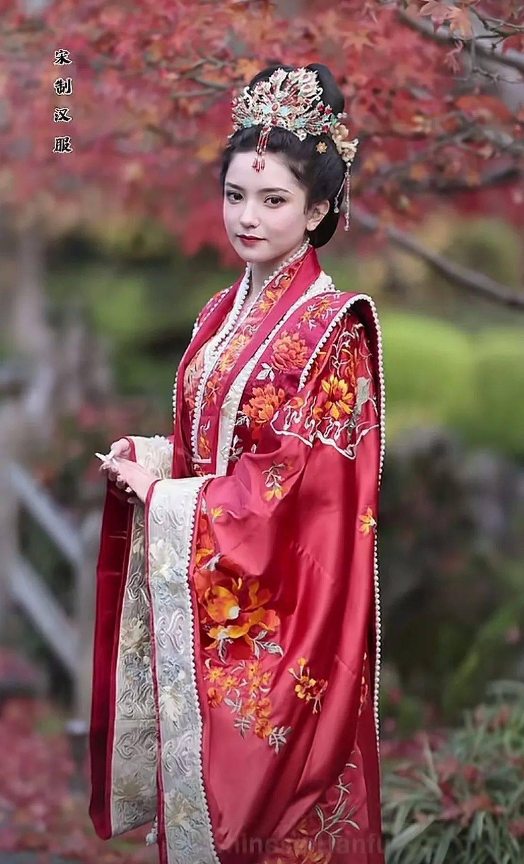 90后川妹子给外国人穿汉服,央视点赞,500万网友围观:这就叫文化自信!