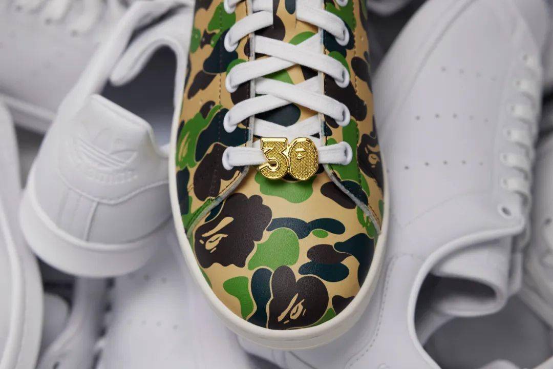采用由环保材料制成的合成皮革打造,bape03 品牌内颇具代表性的 abc