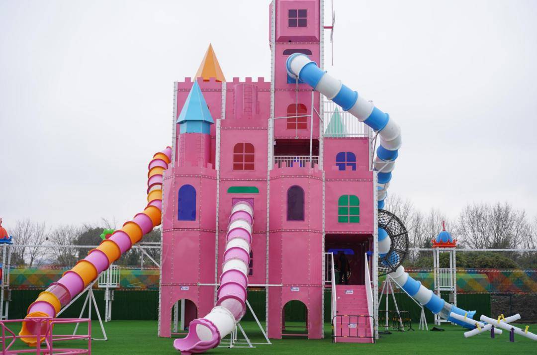 飞天城堡更能够多人一起玩乐倒滑感,失控感,失重感,碰撞感让您在游玩