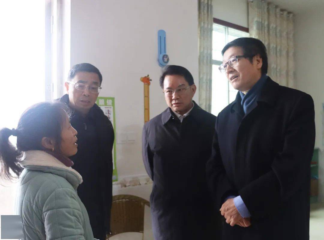 捐赠仪式后,孙达一行先后前往良坊镇富民村,坊楼镇田垅村走访慰问困难