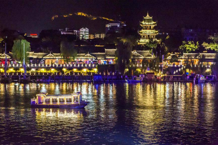 古城夜色,摄于阆中古城  刘晓钟摄雨润古城,摄于阆中古城中天楼