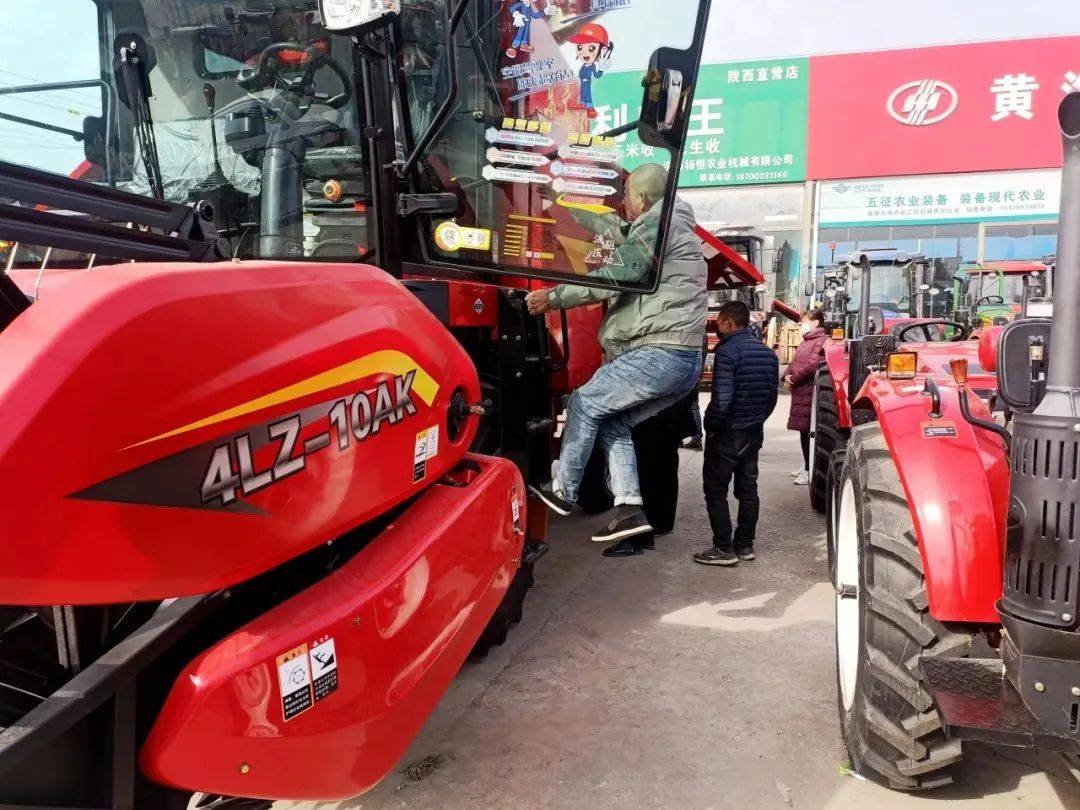 东方红新款ak小纵收割机成农民眼中的"香饽饽"_用户_收获机_服务