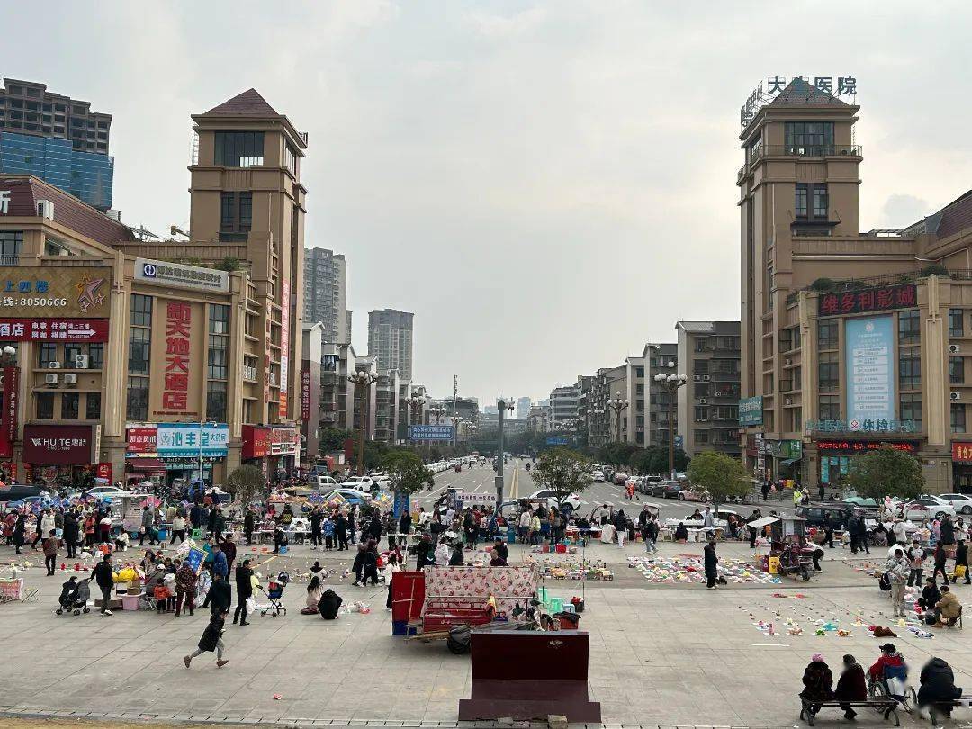 今天,在威远婆城公园发生的一幕._小吃_欢声笑语_时候