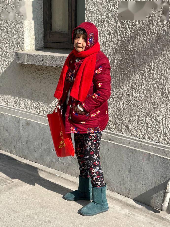 中国大妈:尽量别穿"花棉袄 花棉裤"出门,又土又俗,太显老了_时尚_形象