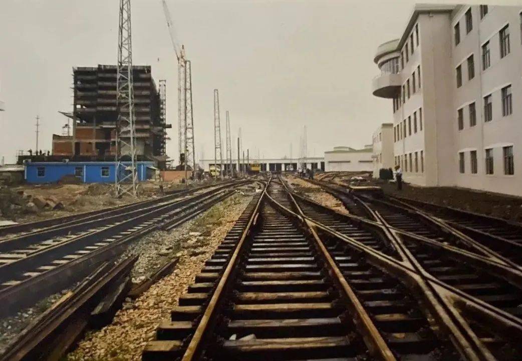 2号线设有龙阳路,川沙停车场和北翟路车辆段3座车辆基地,每座车辆基地