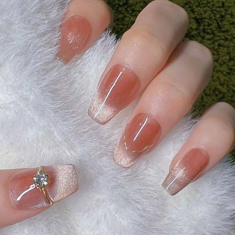 极简的高级感,裸色钻饰显白 yyds!_美甲_姐妹_水灵