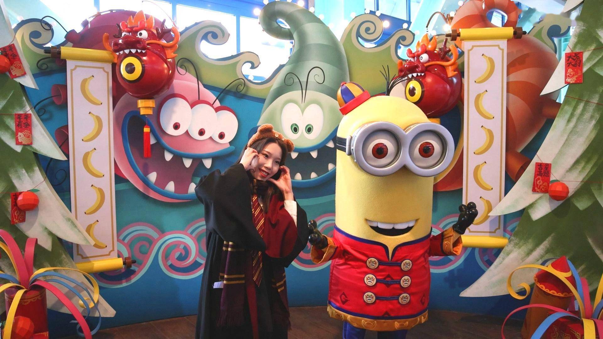 的功夫熊猫阿宝合影,也可在功夫熊猫盖世之地与悍娇虎在花灯下互动