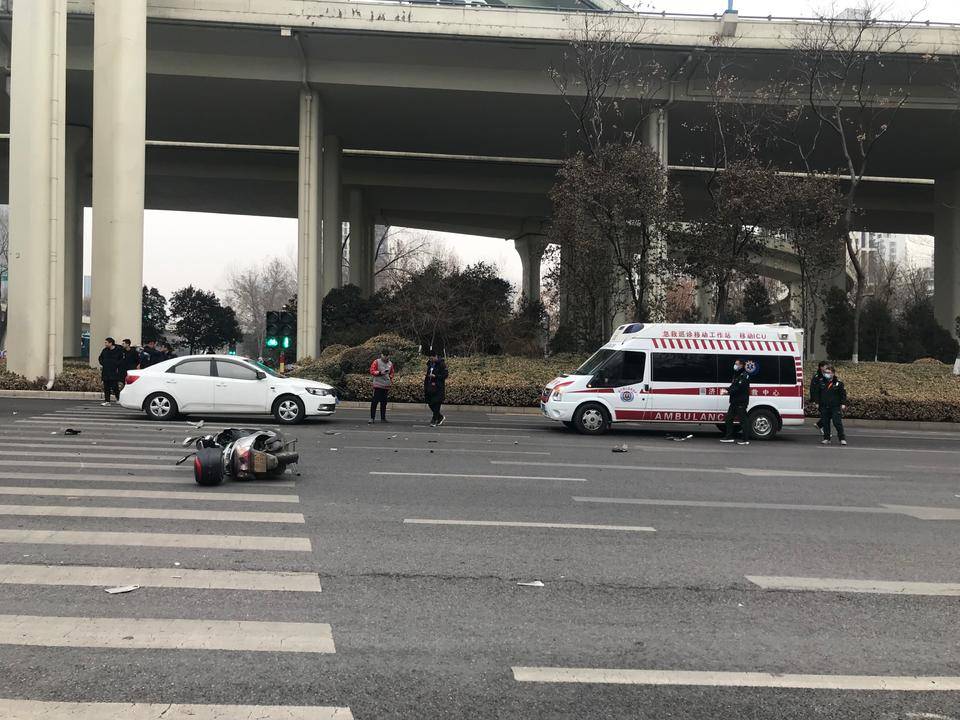 情报站|济南二环东路一摩托车与一小轿车相撞,伤者已送医院_齐鲁_情报
