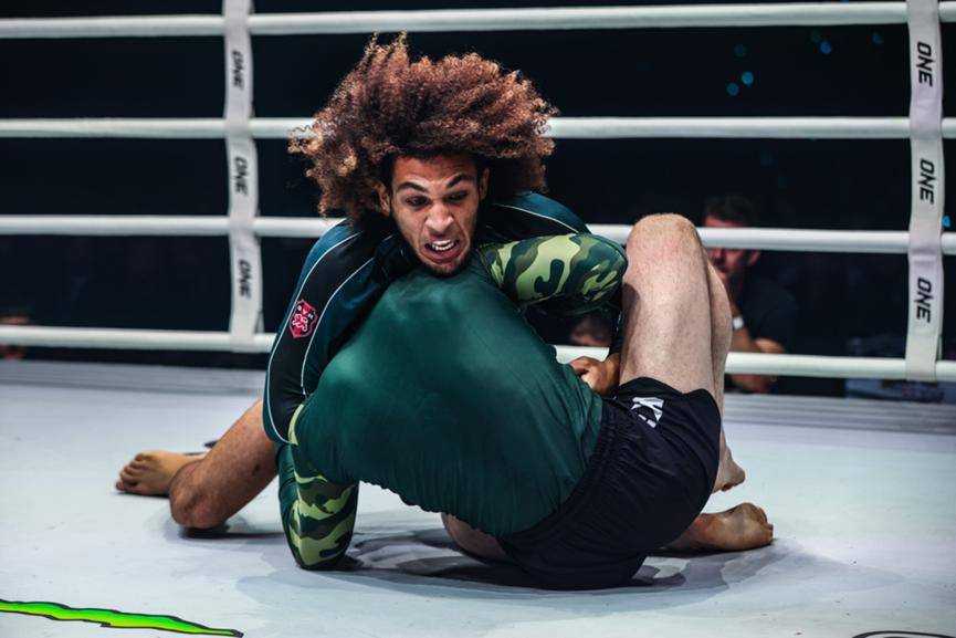 武尊硬汉打法赢尊重,苏泊克五回合完胜对手,马拉特ko西提猜_鲁托洛