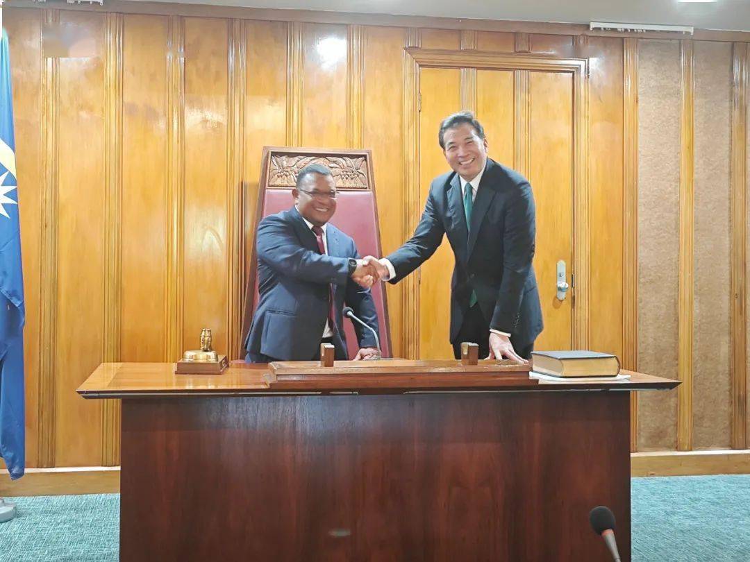 中国政府代表,国家国际发展合作署署长罗照辉拜会瑙鲁总统