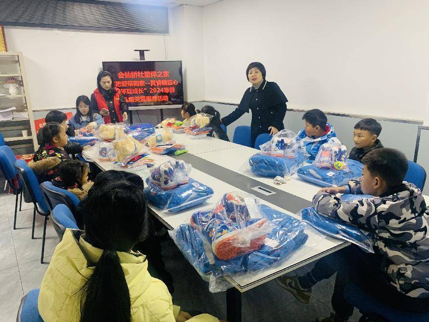 活动的最后,根据不同年龄段和不同需要,童伴妈妈为小朋友们发放了适合