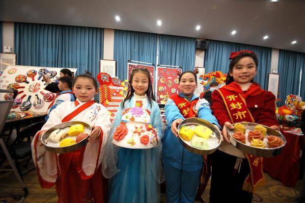 红领巾寻味中国年照片图片