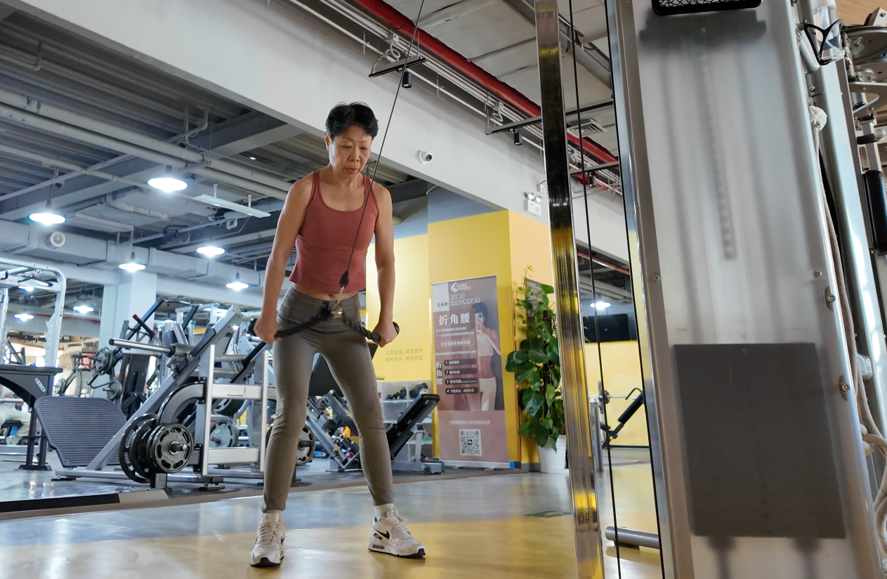 62岁女教练直播带千人举铁:满足中老年人的情感需求,学员最大86岁