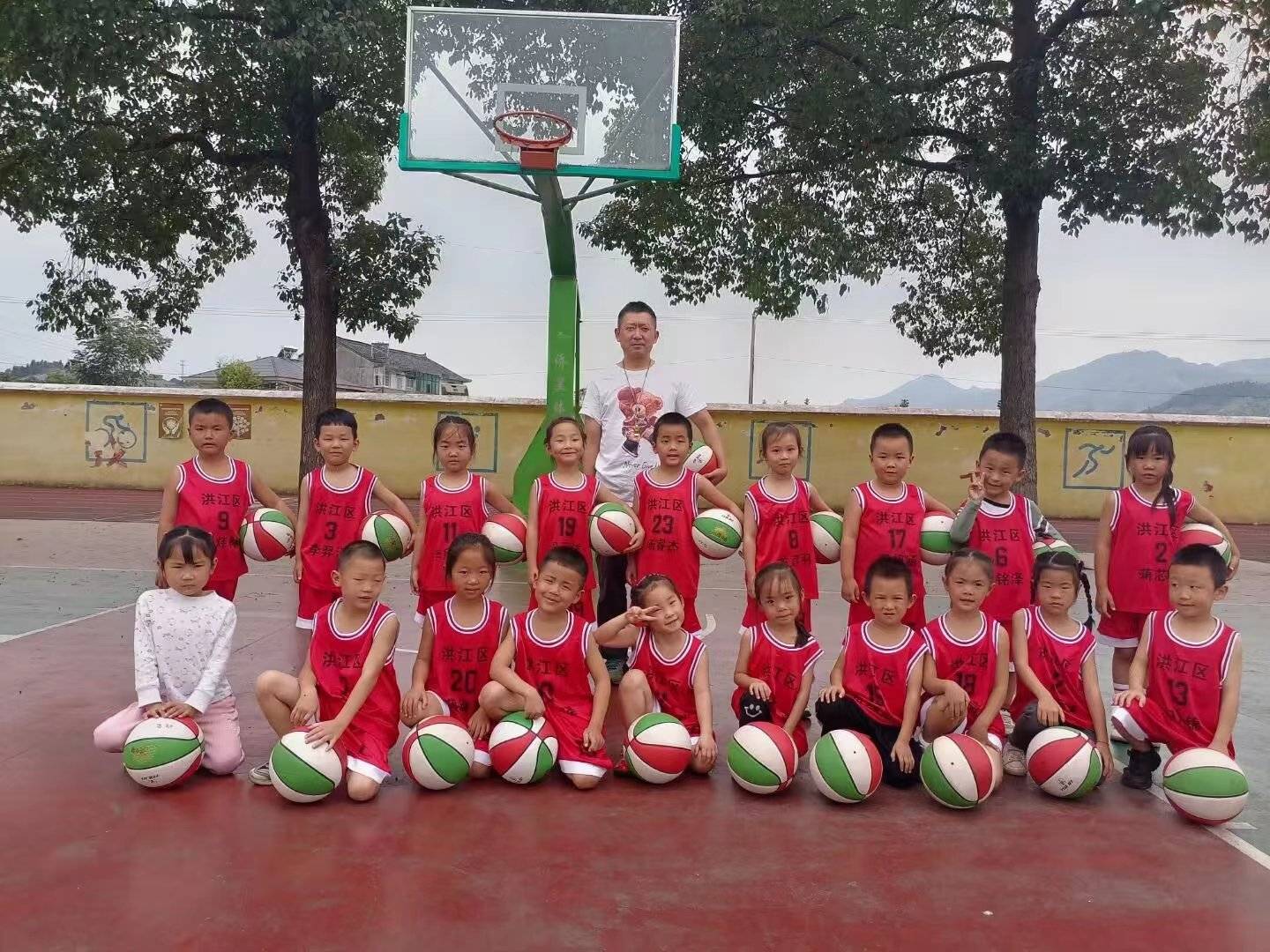 湖南快递员18年免费教上千名乡村儿童打篮球，为了他们放弃升职