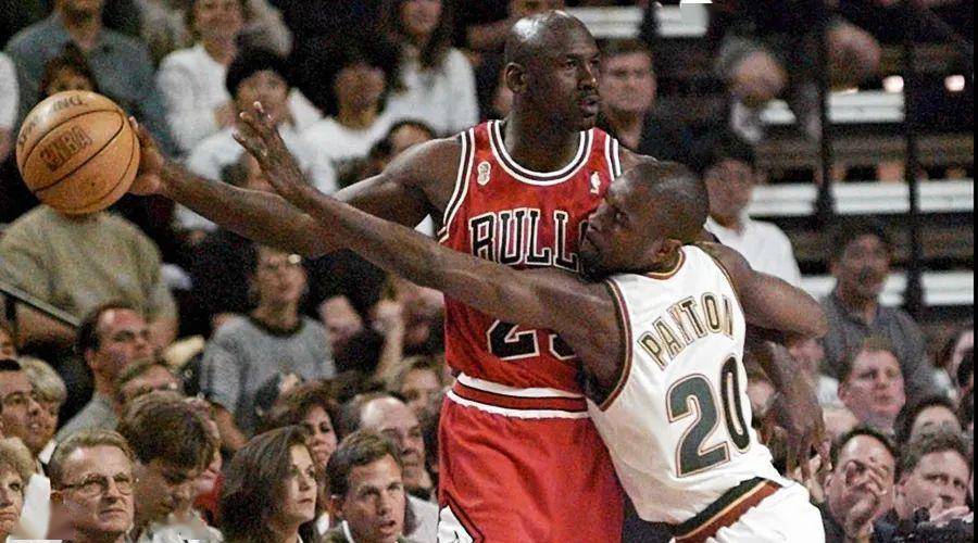 而这条精神被忽视,就造成了米勒推开乔丹接球绝杀或者乔丹推开拉塞尔