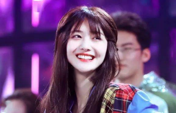 郑爽最新近照曝光,穿名牌染黄发似精神小妹:欠债千万,怎么还能如此