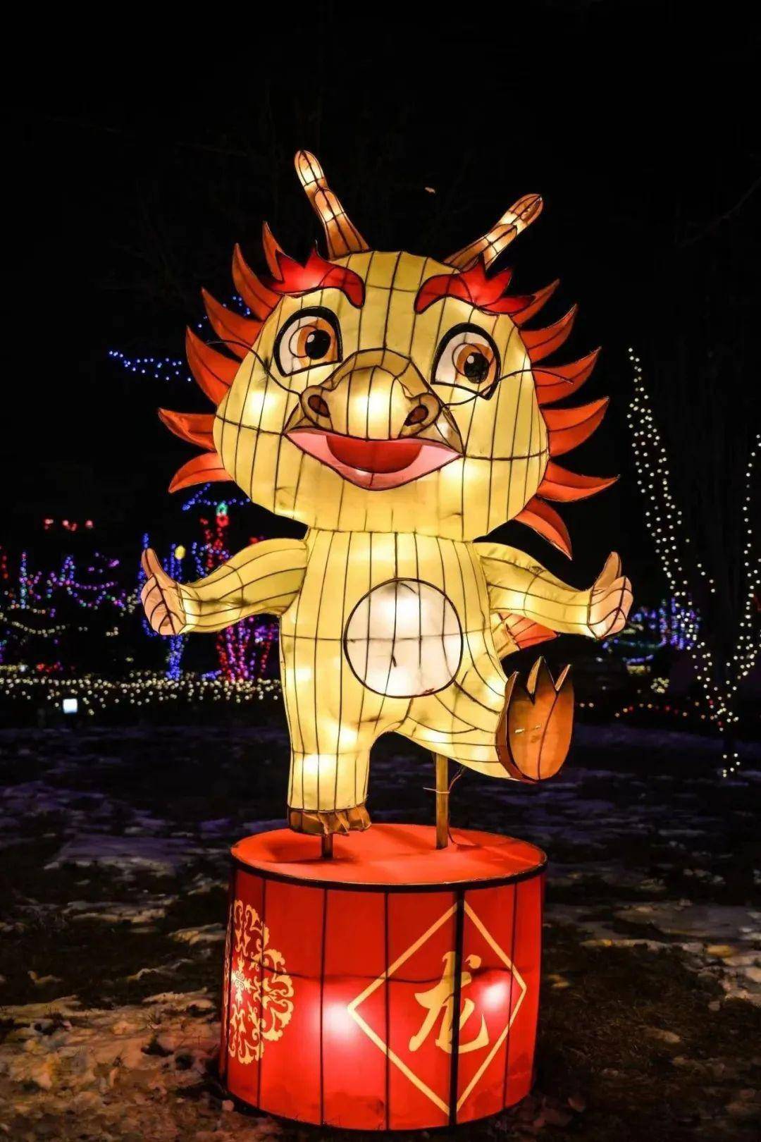 花灯高悬,彩灯闪亮,一盏盏高高挂起的彩灯与城市万家灯火交相融汇