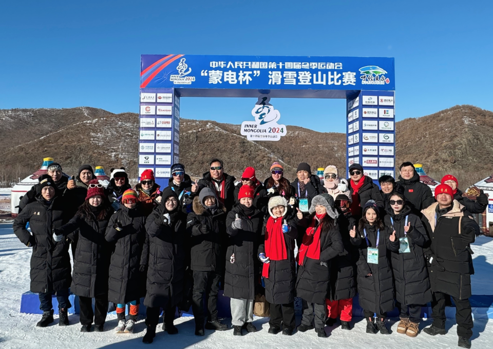 山东健儿刘建宾、纪璐璐夺“十四冬”滑雪登山公开组混合接力银牌