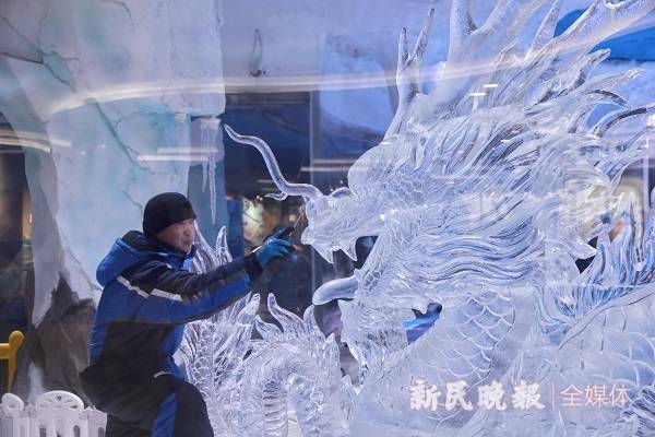 图说:冰雕艺术98师汲怀龙正在雕刻"东方神龙"  新民晚报记者 周馨