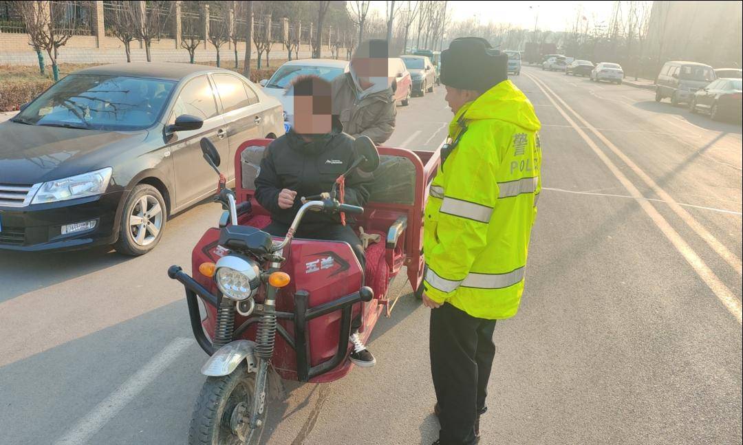 新绛交警曝光两起三轮车载人交通违法行为案例_摩托车_新城_小区