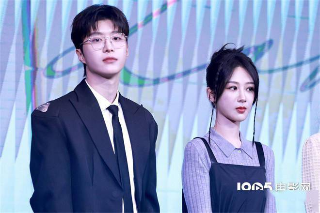 杨紫,范丞丞同框亮相!宣传新剧《要久久爱》_黑色_重逢_经历