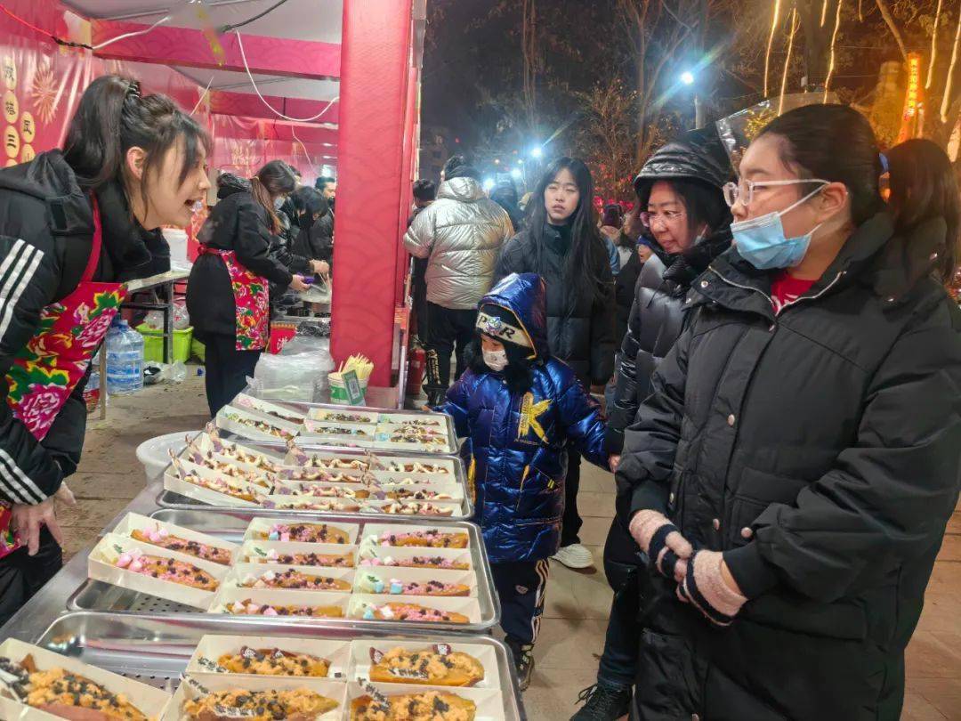 观花灯品美食 灯会特色摊位引游客争相打卡