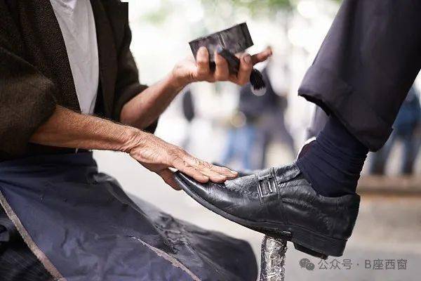 繁星| 擦皮鞋_擦鞋_大街_运动鞋