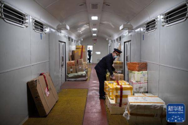 "雪国列车"的温暖守护_旅客_进行_哈尔滨