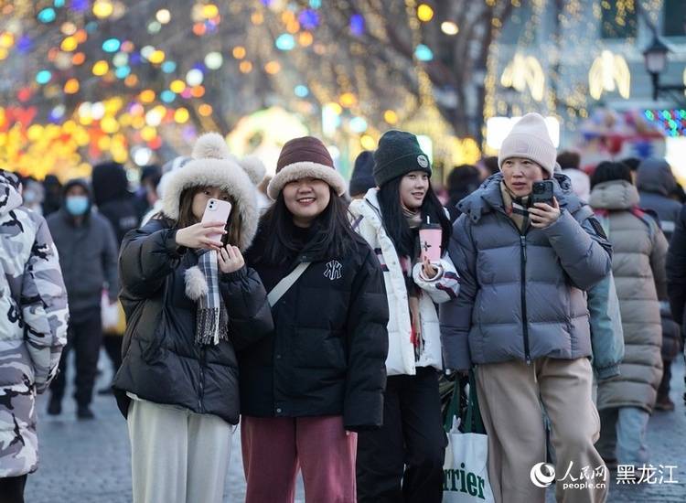 醉龙江|漫步中央大街 游客邂逅"浪漫冰城"_旅游_冰雪_名片