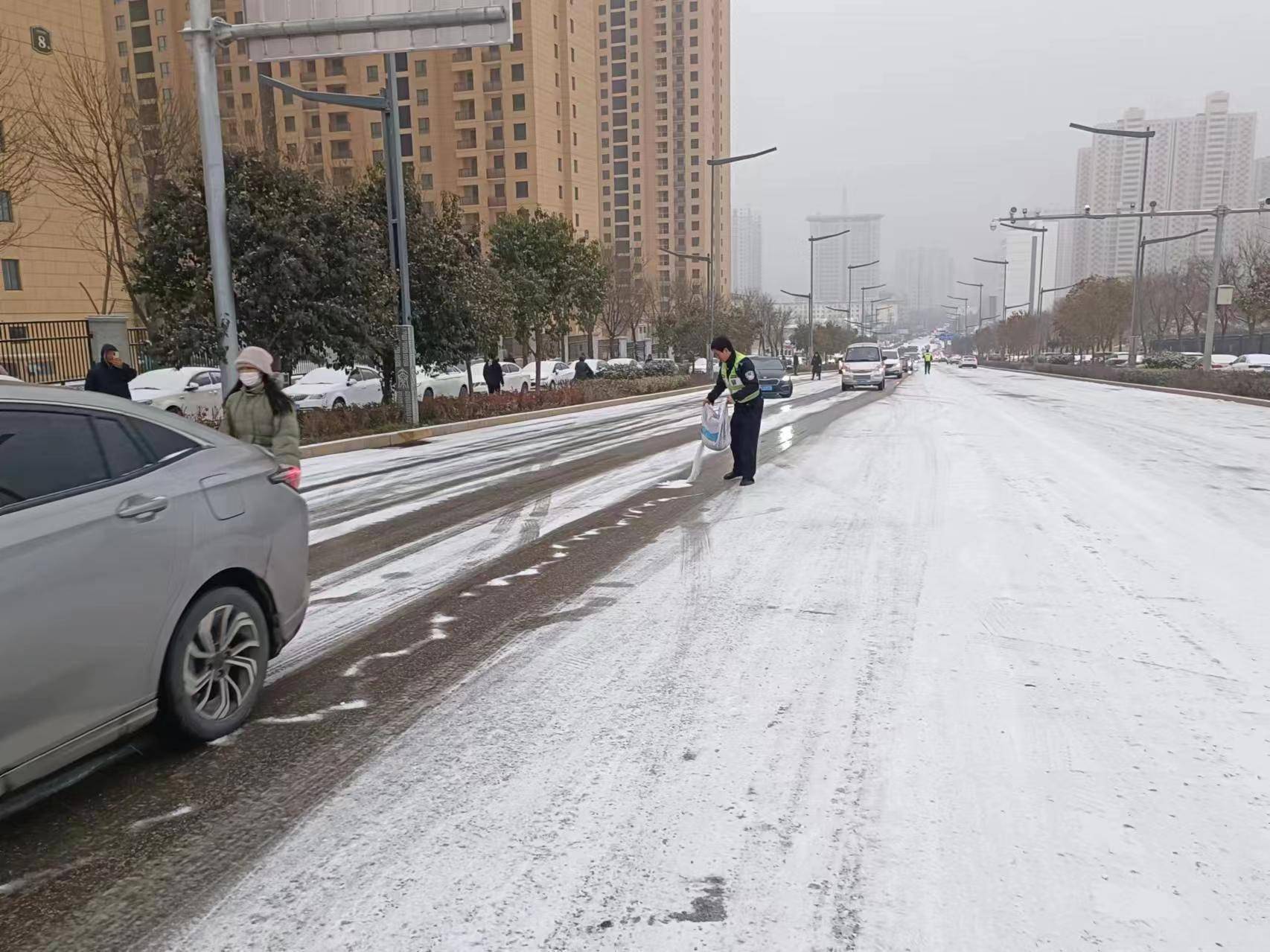 银装素裹 警色守护 秦都交警多措并举保障雪天交通安全