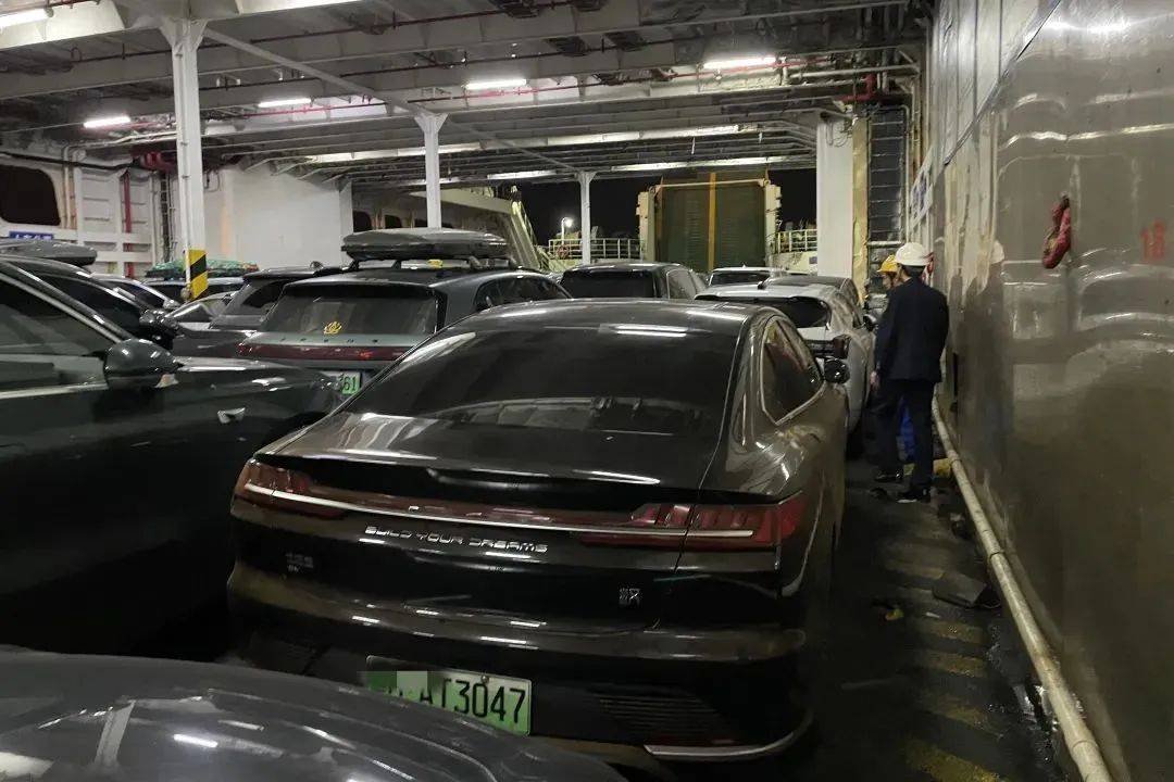 大量新能源車過瓊州海峽,車主抱怨排隊9小時未上船!:!