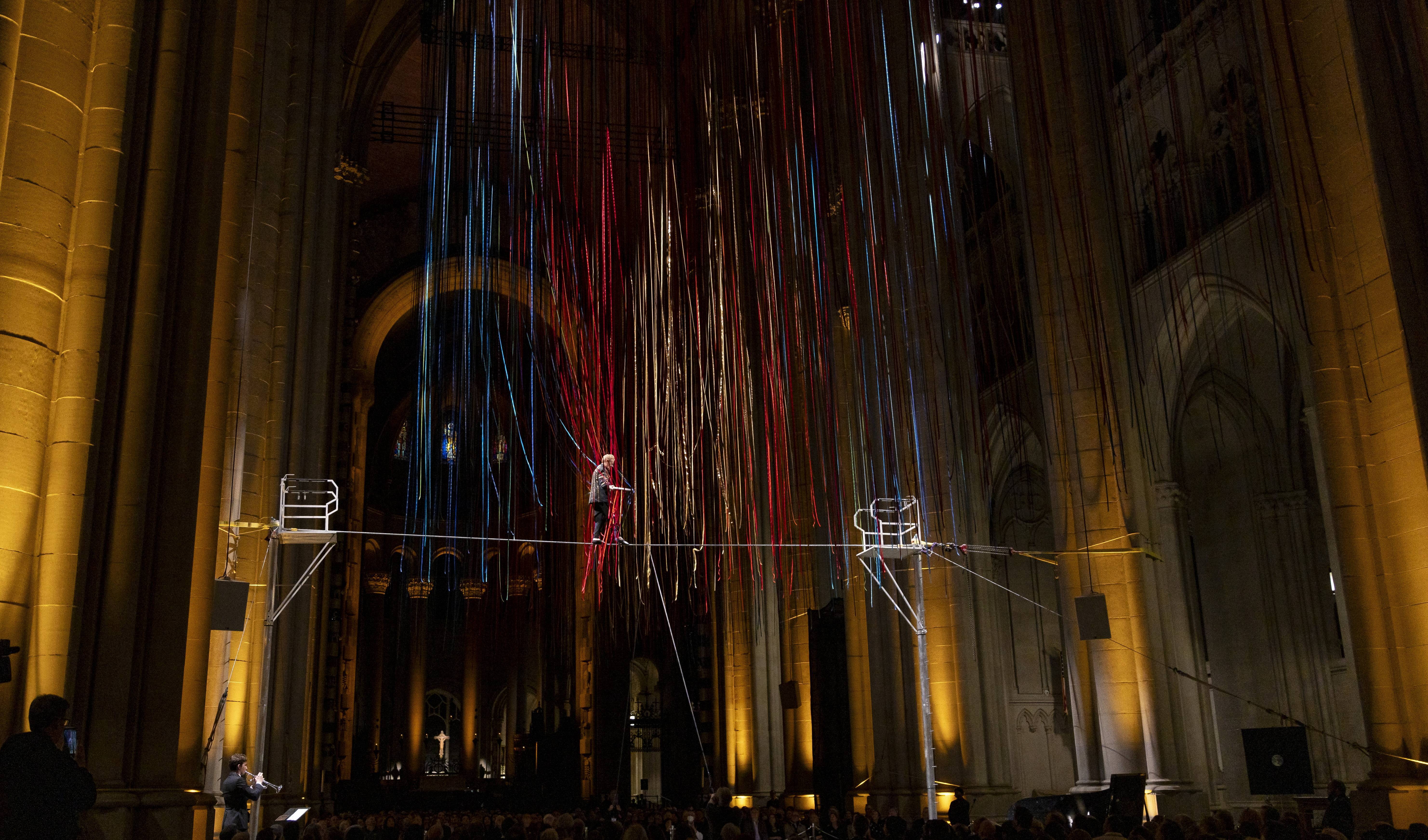 新华社/欧新当日,菲利普·珀蒂在纽约圣约翰大教堂进行了名为"彩带