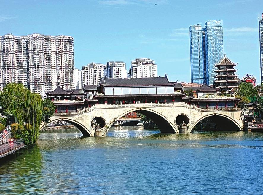 今日位于锦江上的安顺廊桥(张海 摄)锦江潺潺,润泽天府百代千年.