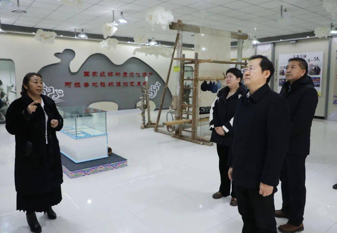 金昌市人民政府副市长张继平一行到阿右旗走访慰问