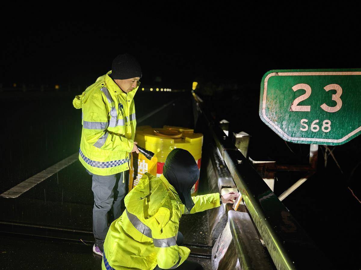 湖北24條高速公路因凍雨臨時封閉_全線_南至_北段