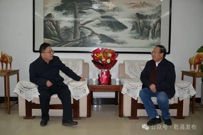 2月3日,县委书记闫兴斌看望慰问全国劳动模范王剑,与他亲切交谈,关切