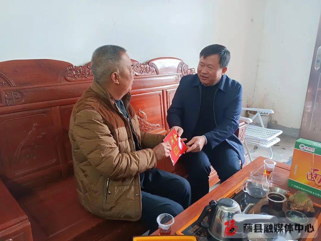 每到一处,李有杰都与他们拉家常,问冷暖,详细了解他们的身体状况,家庭