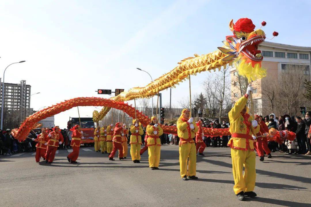 与往年不同的是,今年采取巡演的方式,草庙子大活报