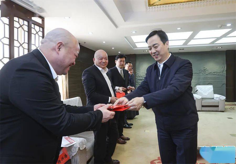 座谈会上,胡忠雄认真听取统一战线代表人士董博,陈筑,释藏青,周国立