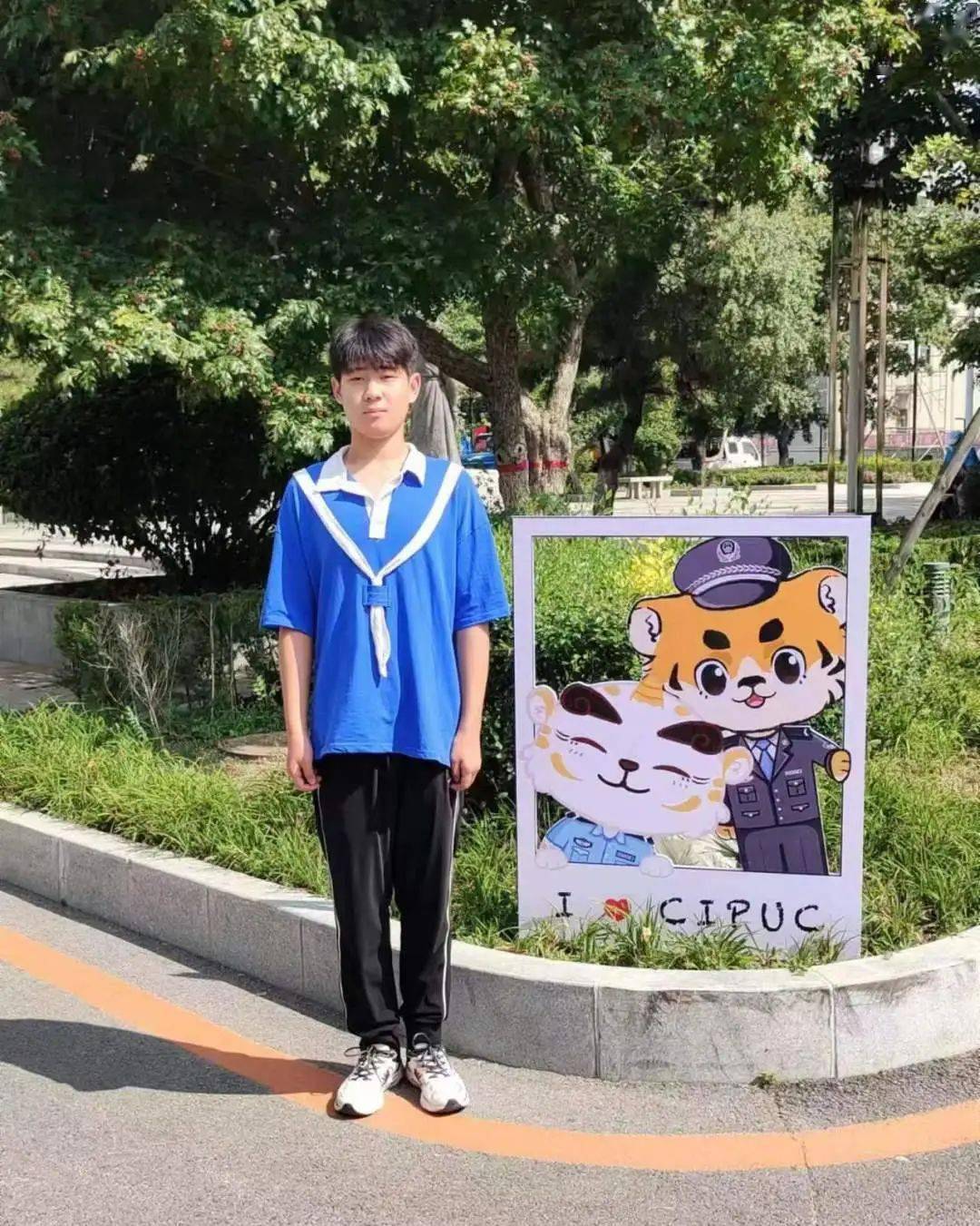 王泽军,男,天津滨海新区汉沽后沽中学九年级学生,本人生活中积极向上