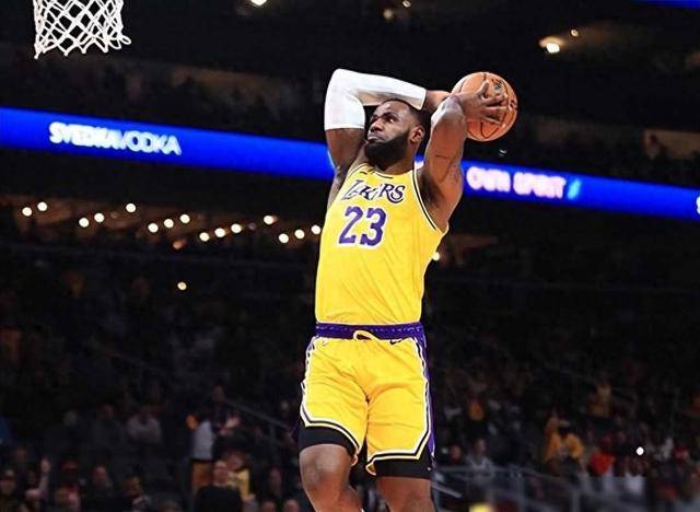 詹姆斯拿2万分用了726场,用时仅排历史第8,排他前面7人都_得分_比赛