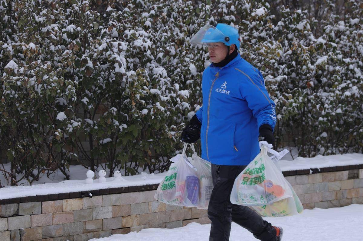 下雪天送外卖小哥图片图片