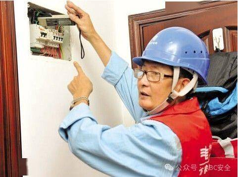 合适的保险丝,不得随意调粗保险丝,更不准用铝线和铜线等代替保险丝