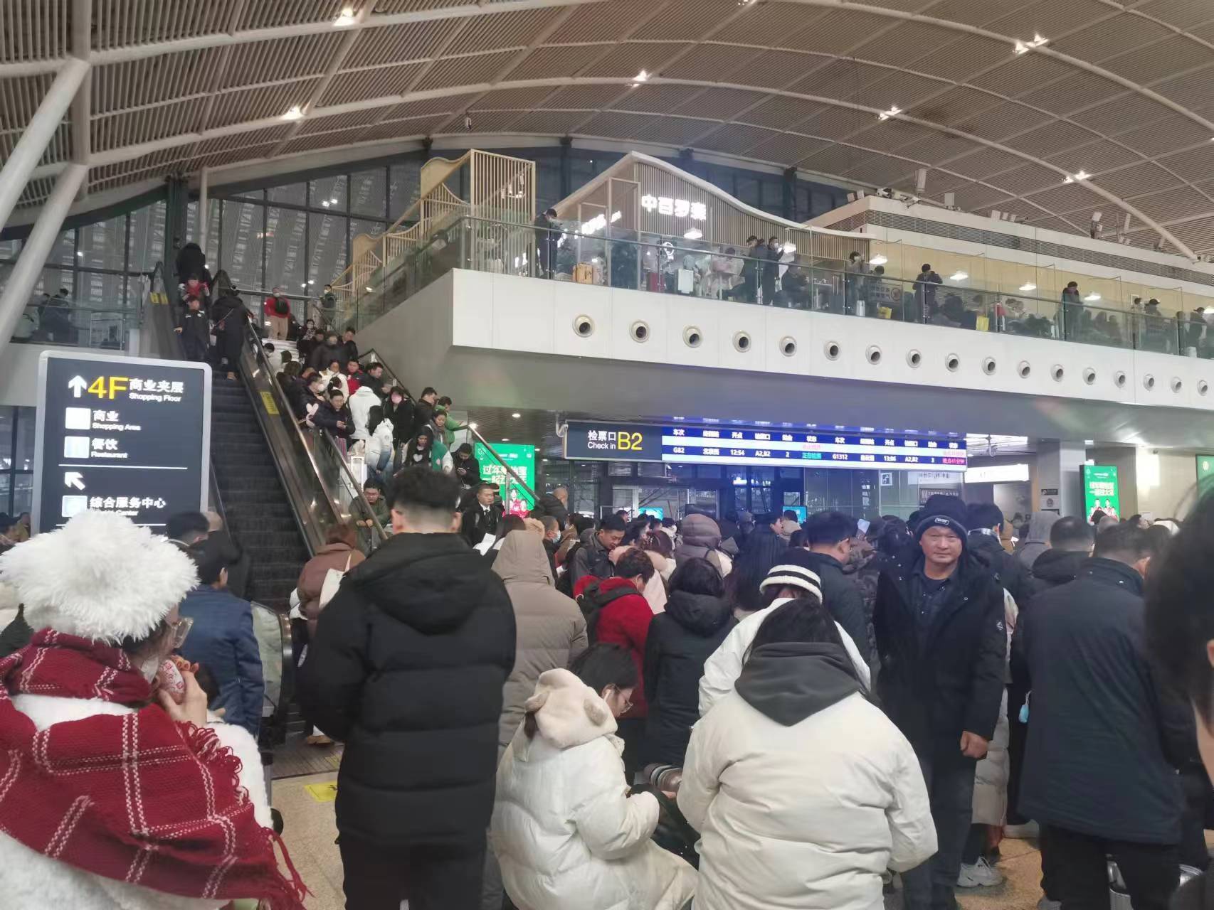 武汉站多趟列车停运,工作人员:不建议距发车一小时以上旅客进候车室